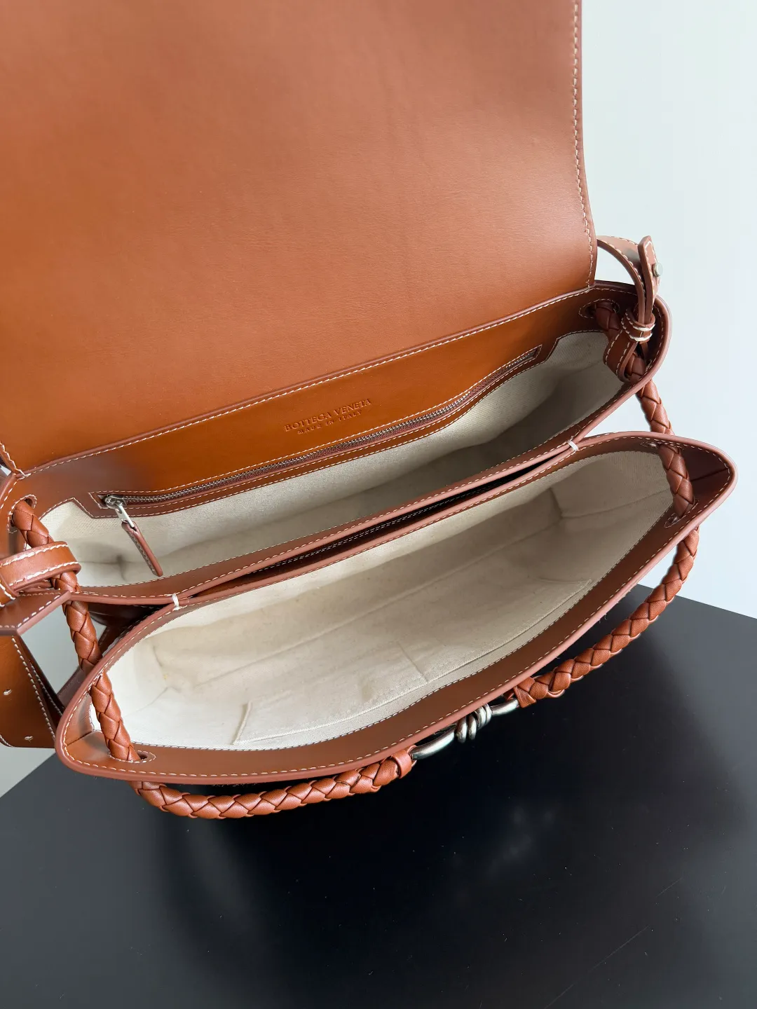 Batch 2460 BOTTEGA VENETA 2025 new men's ANDIAMO backpack Bottega Veneta's main recommendation is undoubtedly Andiamo. The first new favorite of 2025 is a men's splayed buckle bag. It can be seen that the designer has used many small ideas. The detachable cross-body strap is very convenient for elite office workers to carry their work diary. Reduce the burden on your hands when carrying office supplies. The interior is divided into two large compartments and a small zippered compartment. Unlike the women's model, the compartments here are not detachable. The fixed large single layer also makes it easier to pack lightly when going out to work and avoids the accumulation of too many small items. Style number: 807715 Size: 37*26*13cm